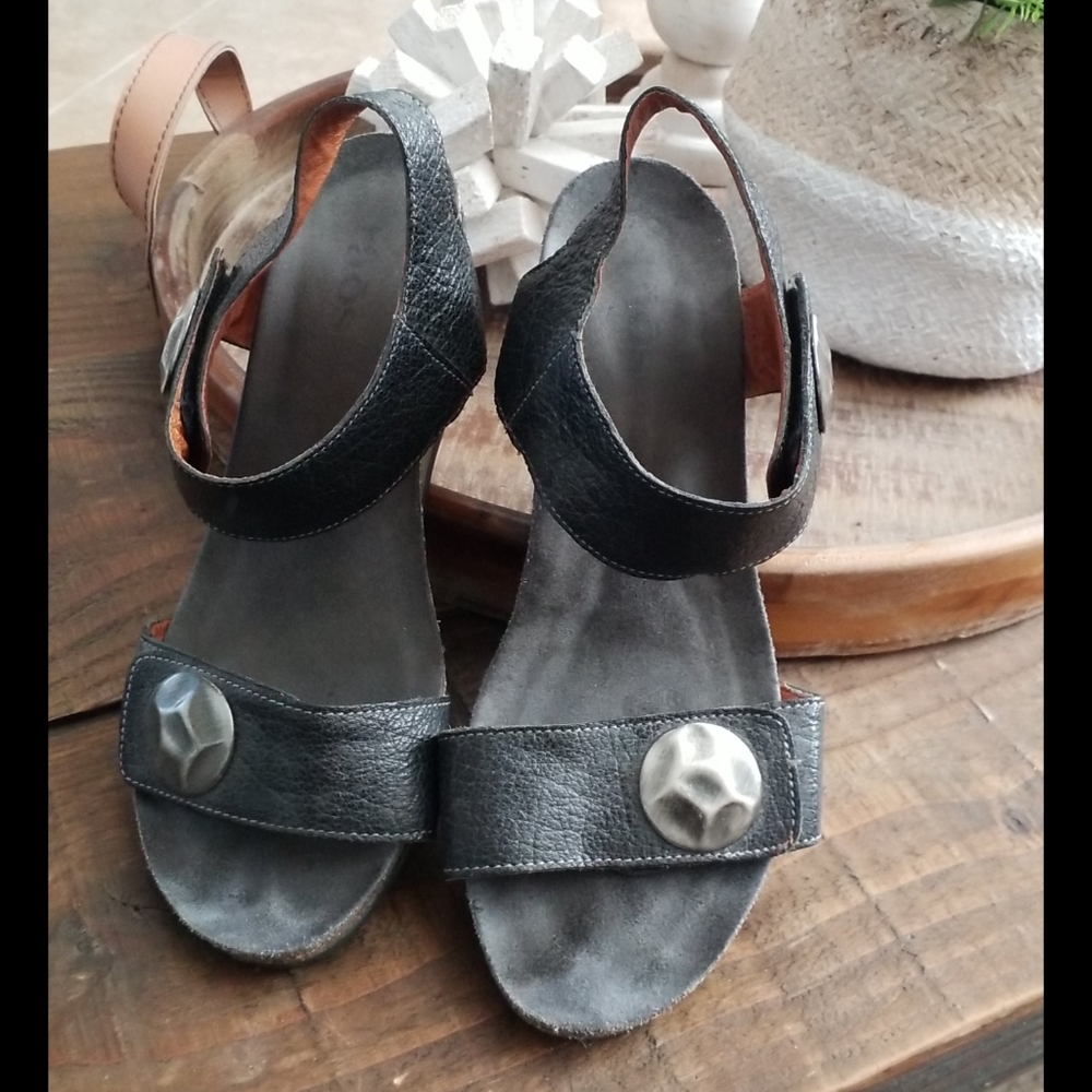 Taos Black womens wedge sandal so 40